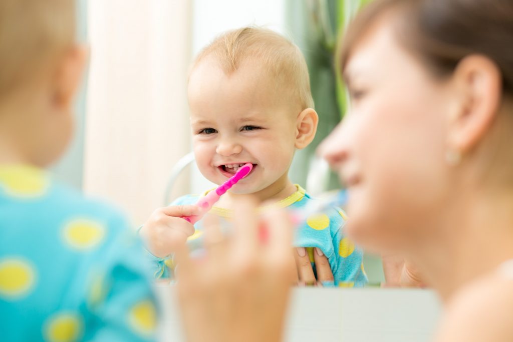 Kleinkind beim Zähneputzen zur Prophylaxe