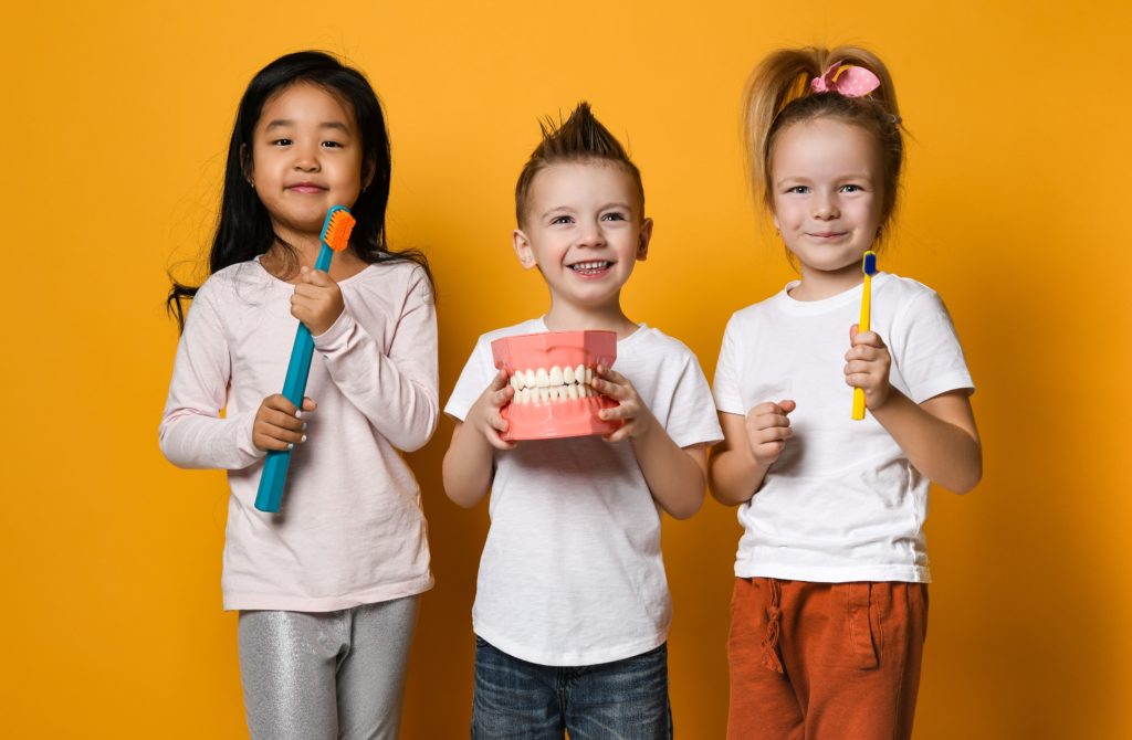 Kinder mit Spiel und Spaß beim Kinderzahnarzt in Krefeld